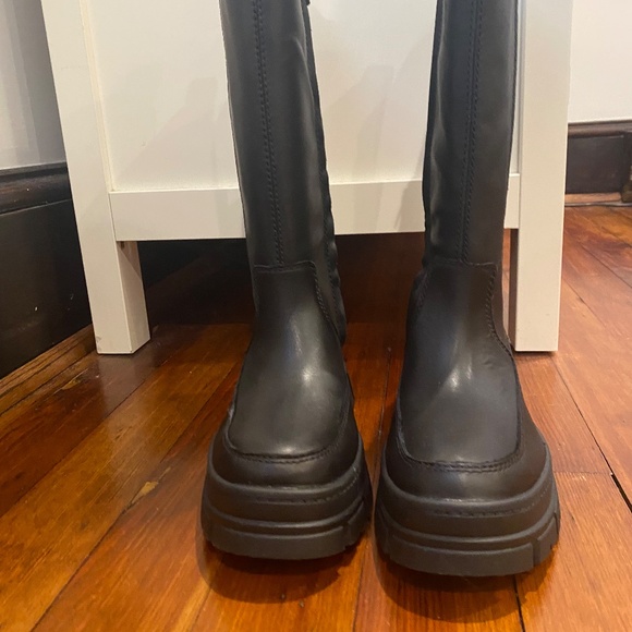 NEW IN BOX! UGG Ashton High Chelsea Boot - Picture 10 of 16